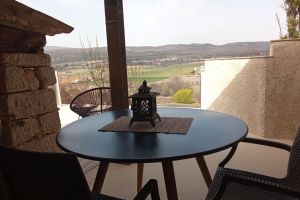 terrasse couverte ouvrant sur la vallée le Larès.jpg