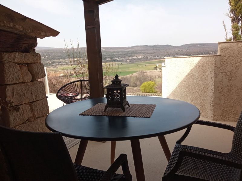 terrasse couverte ouvrant sur la vallée le Larès.jpg