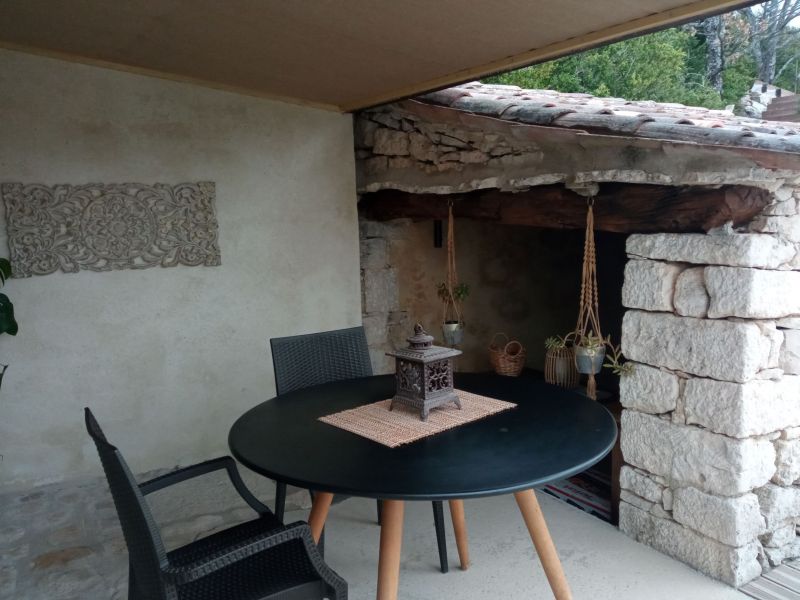 terrasse couverte et cabanon d'été le Larès.jpg
